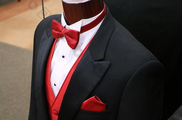 黑色燕尾服配红色背心和红色领结