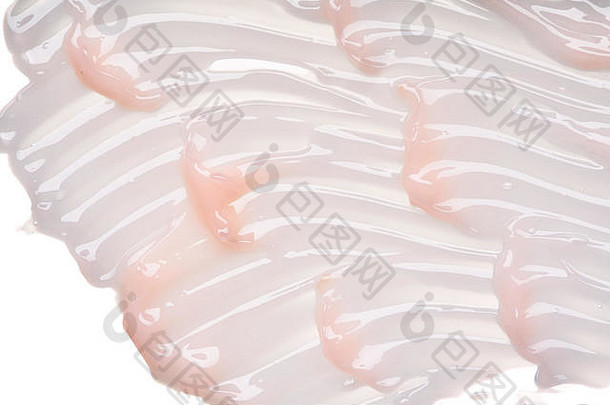 柔和的粉红色奶油状纹理，在白色背景上分离。在白色背景上涂抹面霜