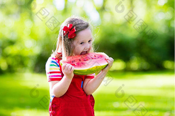 孩子吃西瓜花园孩子们吃水果在户外健康的零食孩子们