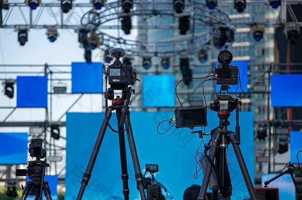 为音乐会、<strong>新闻发布会</strong>或电视广播准备的摄像设备。