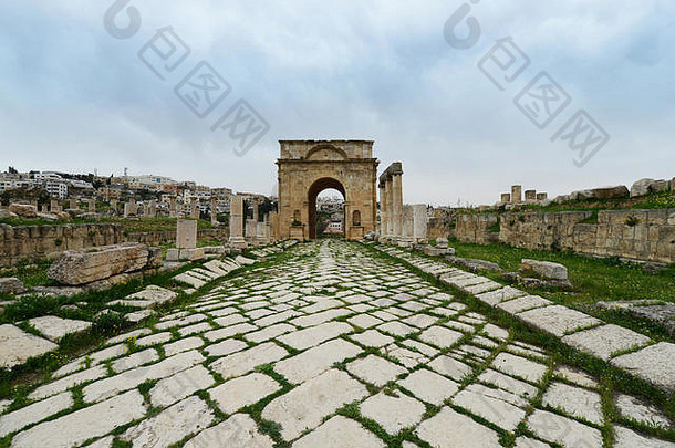 约旦古<strong>罗马</strong>城市耶拉什通往西方浴场的大门。