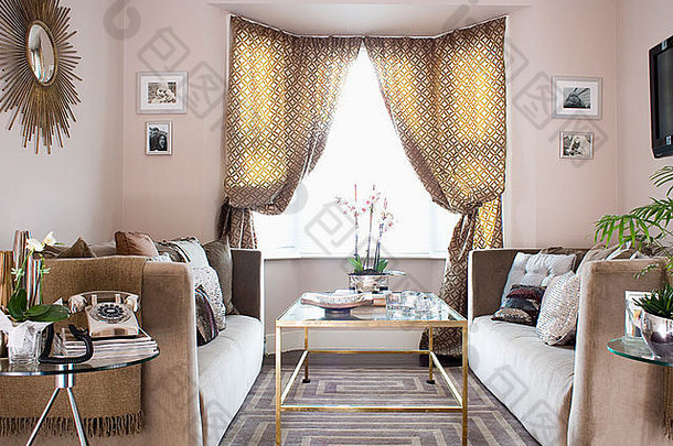 有图案的窗帘窗口现代米色生活房间有图案的地毯玻璃罩的表格米色丝绒沙发