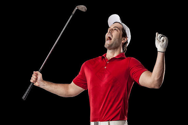 身穿红色球衣、黑色背景的高尔夫球手。
