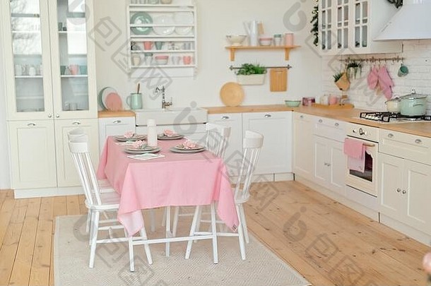 明亮的现代厨房，白色和玫瑰色。