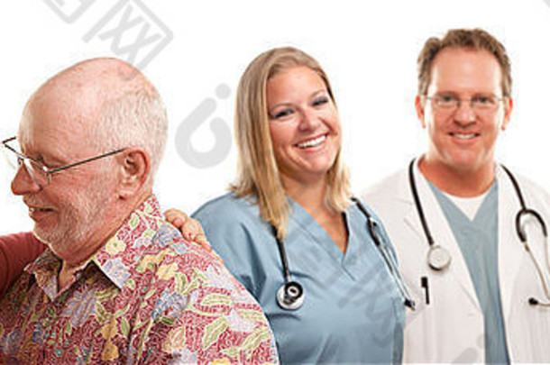 在白色背景下，一对幸福可爱的老年夫妇，身后有微笑的医生或护士。