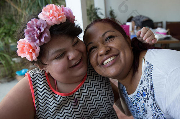 2017年2月22日，安娜·西梅娜·纳瓦罗（左）和她的姑姑加布里拉·里奥斯·巴列斯特罗斯（右）在墨西哥瓜达拉哈拉拍摄。Ximena被诊断为一名医生