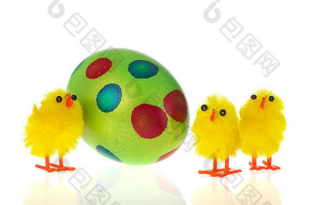 黄色复活节小鸡，白色背景上有绿色彩蛋