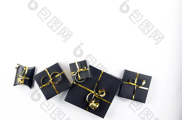 圣诞节集礼物<strong>盒</strong>子包装纸黄金白色黑色的颜色传统的装饰面具球白色背景复制