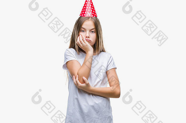 年轻漂亮的女孩戴着生日帽，在与世隔绝的背景下思考，双臂交叉，看起来很疲惫，对抑郁症感到厌烦。