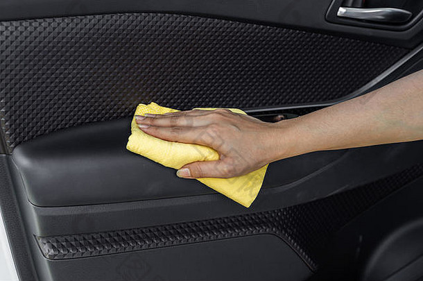 用超细纤维布手动清洁车内门板