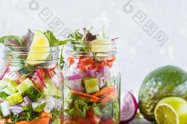 外卖蔬菜绿色明亮的沙拉罐子爱健康的素食主义者食物概念
