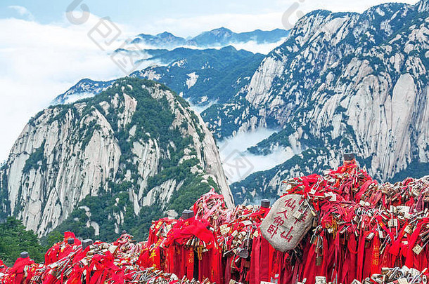雄伟的华山，有令人难忘的红丝带和中国华山恋人的传统挂锁