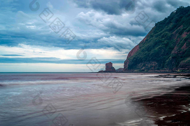 伟大的英国海岸<strong>线描</strong>绘美丽的侏罗纪海岸sidmouth德文郡狂风暴雨的夏天一天大哨男人。神包岩石