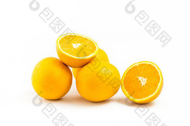 在白色背景上分离的新鲜橙子。一组对象。橘子片。