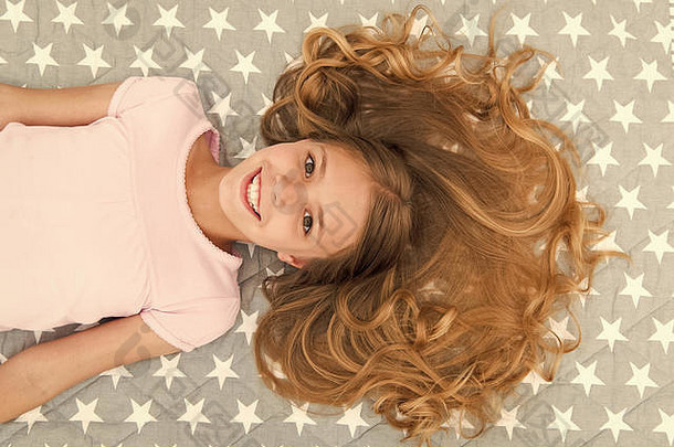 护发<strong>素面</strong>膜有机油保持头发光泽和健康。惊人的卷发技巧。让它卷曲但自然。女孩长长的卷发俯视。晚上如何保养头发。孩子完美的卷发。
