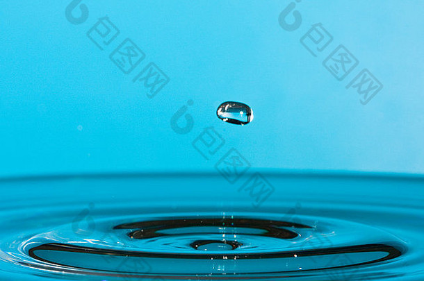 一个漂浮的蓝色水滴的特写镜头