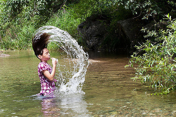 一个年轻女孩把头发从水里抽打出来，留下了痕迹。