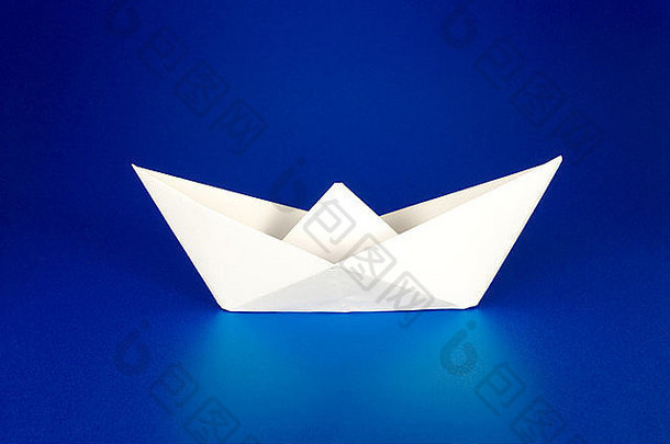 蓝色背景上的纸船