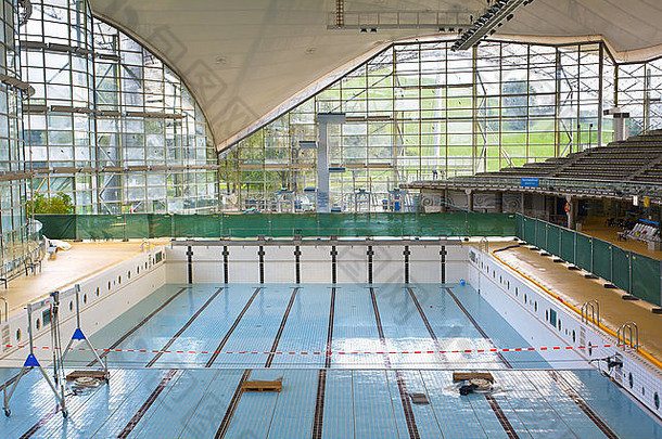 空置室内游泳池作为运动和健康放松的更新项目
