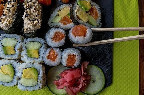 吃<strong>筷子</strong>寿司集餐厅黑色的背景日本寿司食物健康的食物前视图食物集