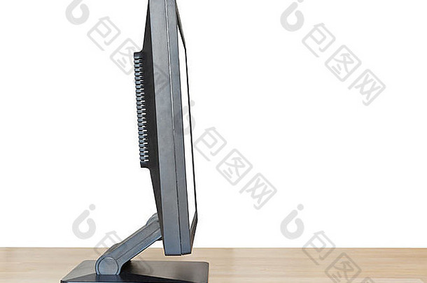 在白色背景上隔离的木桌上，带有切割屏幕的计算机显示器的侧视图