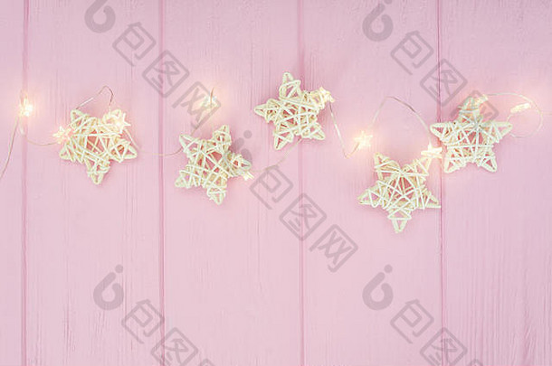 圣诞灯花环，粉红色背景上有<strong>星星边框</strong>。平面布局，空间