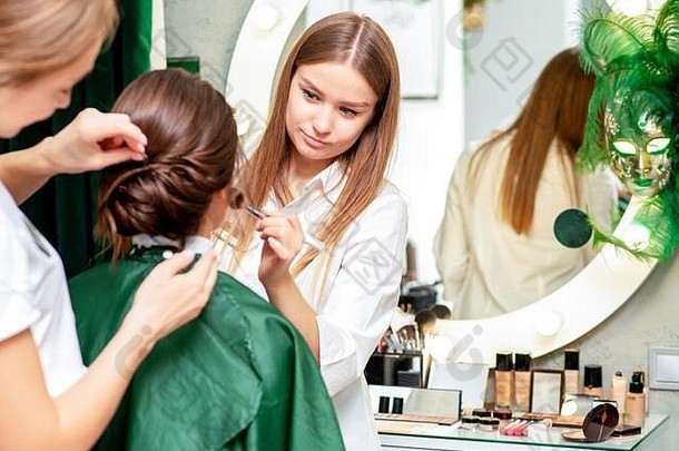 年轻的女人接收化妆发型专业化妆艺术家理发师美沙龙