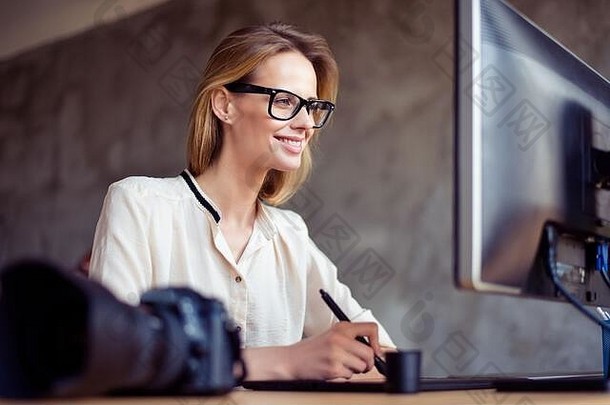 微笑快乐女人眼镜坐着表格前面电脑屏幕修版照片
