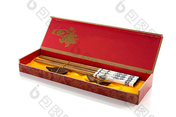 用白色隔离的中国筷子做成的盒子