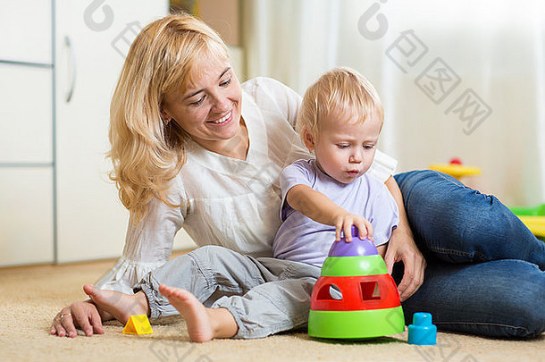 妈妈和她的孩子在玩五颜六色的逻辑玩具