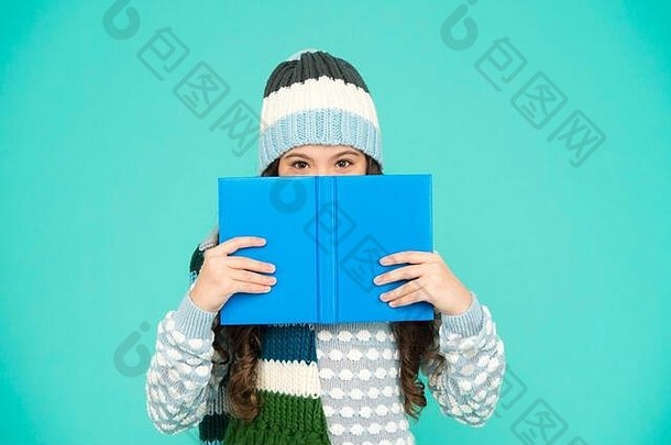 我的秘密笔记。冬季故事阅读。平安夜。小书迷。舒适和舒适。我最喜欢的故事。冬季休闲。儿童发展。一个正在读书的女孩。孩子喜欢她的书。