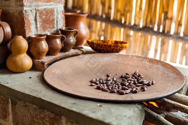 烤生可可豆子大板原始的炉子传统的巧克力使危地马拉