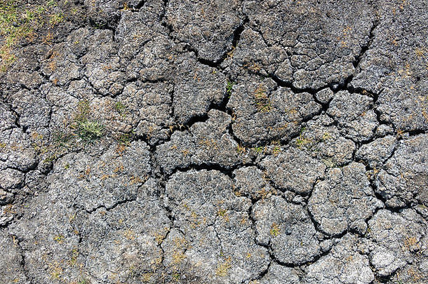 从上面看，干燥的土壤表面有裂缝。气候变化和全球变暖的<strong>环境标志</strong>背景