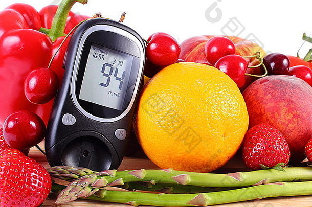 血糖仪配有新鲜成熟的水果和蔬菜、糖尿病概念、健康食品、营养和增强免疫力