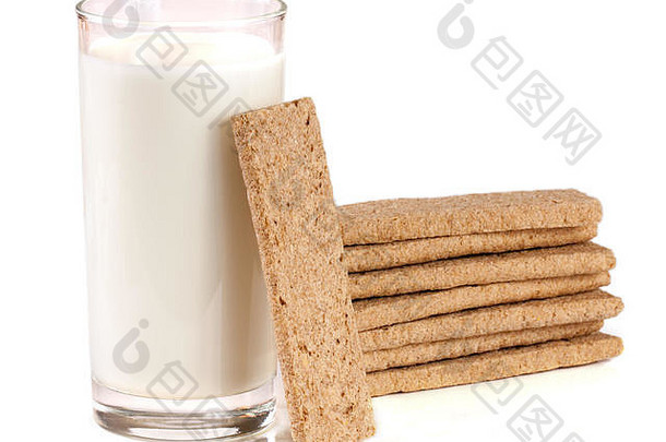 一杯牛奶，白色背景上有一叠谷物面包