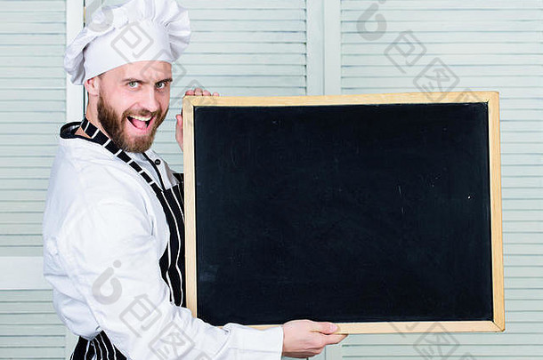 培训专业厨师。拿着空黑板的人。厨师师傅给大家上烹饪课。厨师长在烹饪学校教授<strong>硕士班</strong>。烹饪和食品准备教育，复印空间。