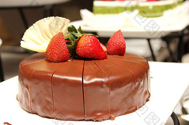 黑暗巧克力蛋糕新鲜的草莓