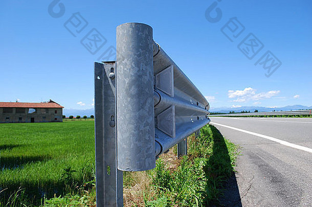 农村公路护栏的特写镜头