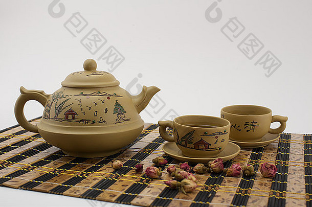 中国人传统的粘土茶壶杯茶玫瑰味蕾竹子席
