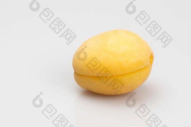 黄色的杏菠萝各种关闭白色背景