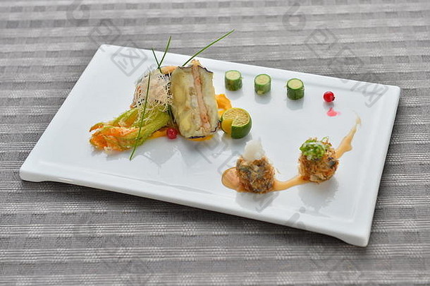 肉球蔬菜石灰库库姆伯白色板亚洲餐厅