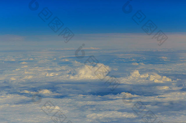 云层从高空的飞机上完美的蓝天云海从高空的空间背景。