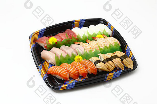 白底鲜虾、金鱼、鲑鱼、鱿鱼和鱼寿司盘