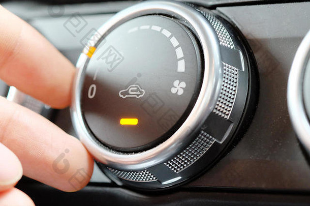 汽车仪表板上的手动空气定位器控制。汽车空调