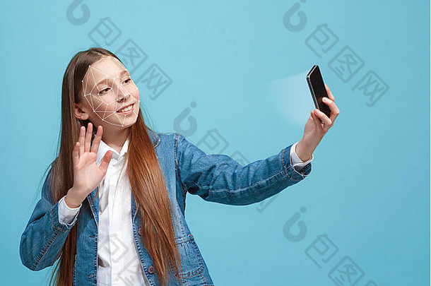 知识会议。一个穿着牛仔裤套装、手持智能手机的女孩站在蓝色背景上。多边形网格人脸识别技术。网络安全、商业、工作、教育的概念。