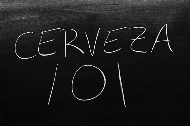 黑板上用粉笔写的单词Cerveza 101