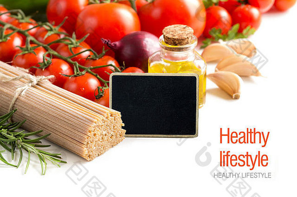 全麦意大利面、蔬菜和橄榄油配小黑板