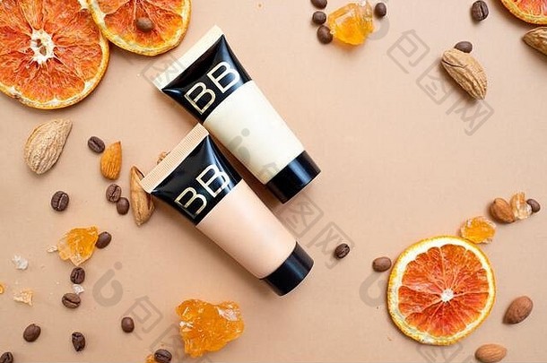 化妆品自然化妆脸奶油基金会奶油阴影管温暖的背景坚果咖啡干水果