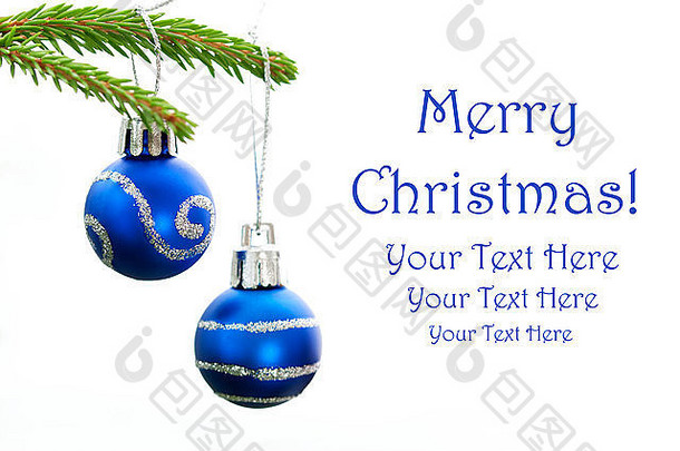 绿色圣诞枞树的特写镜头，上面有两个蓝色圣诞球，上面有<strong>银色</strong>装饰，你的文<strong>字</strong>在这里，白色背景