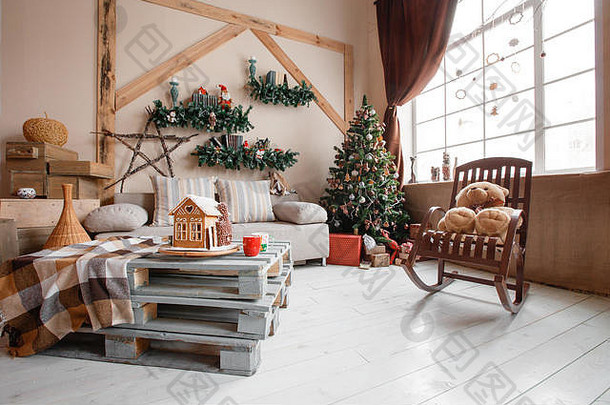 平静的室内形象现代家居客厅装饰圣诞树和礼物，沙发、桌子上覆盖着毯子